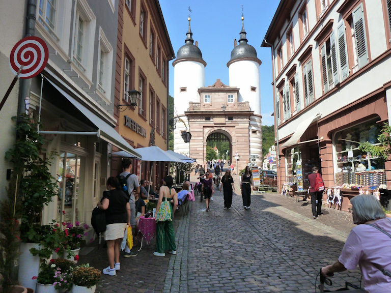 Gang durch einen Stadtteil bis zur Brücke